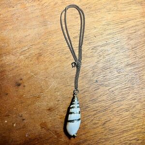 VTG 1990s white and gold tone seashell necklace
